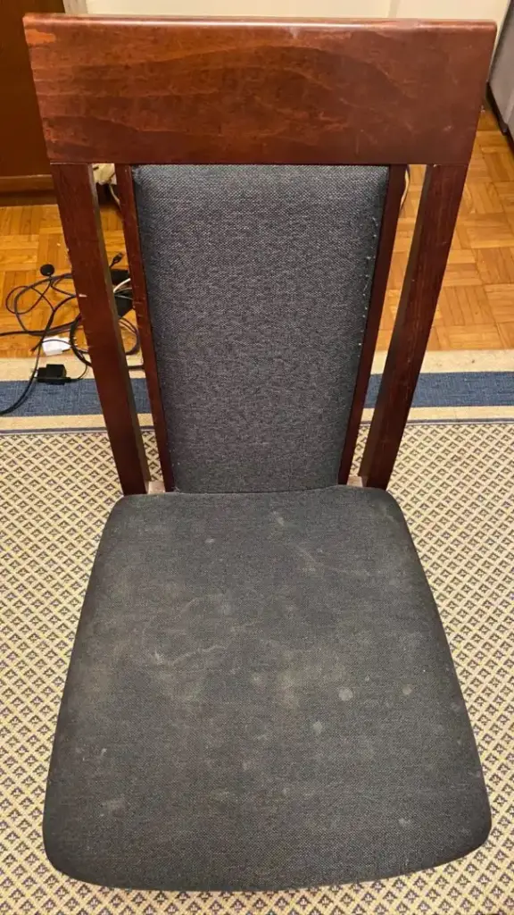 Crna kuhinjska stolica dubinsko pranje pre