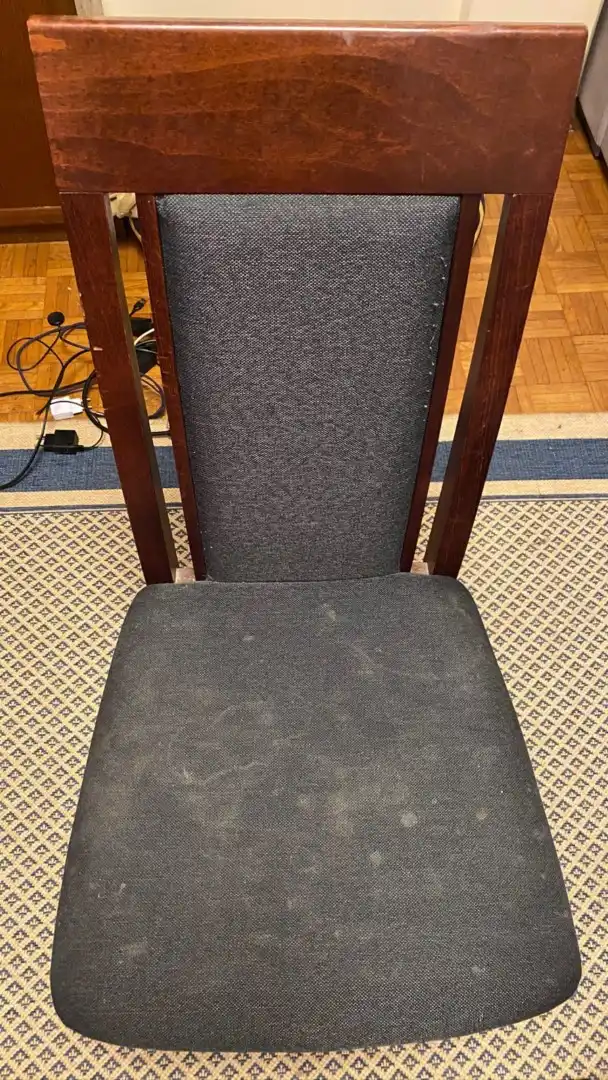 Crna kuhinjska stolica dubinsko pranje pre