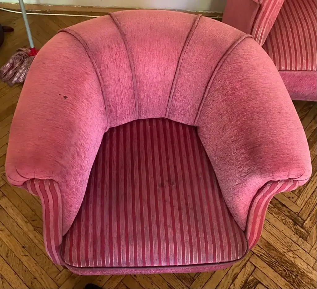 Crvena fotelja nakon dubinskog ciscenja