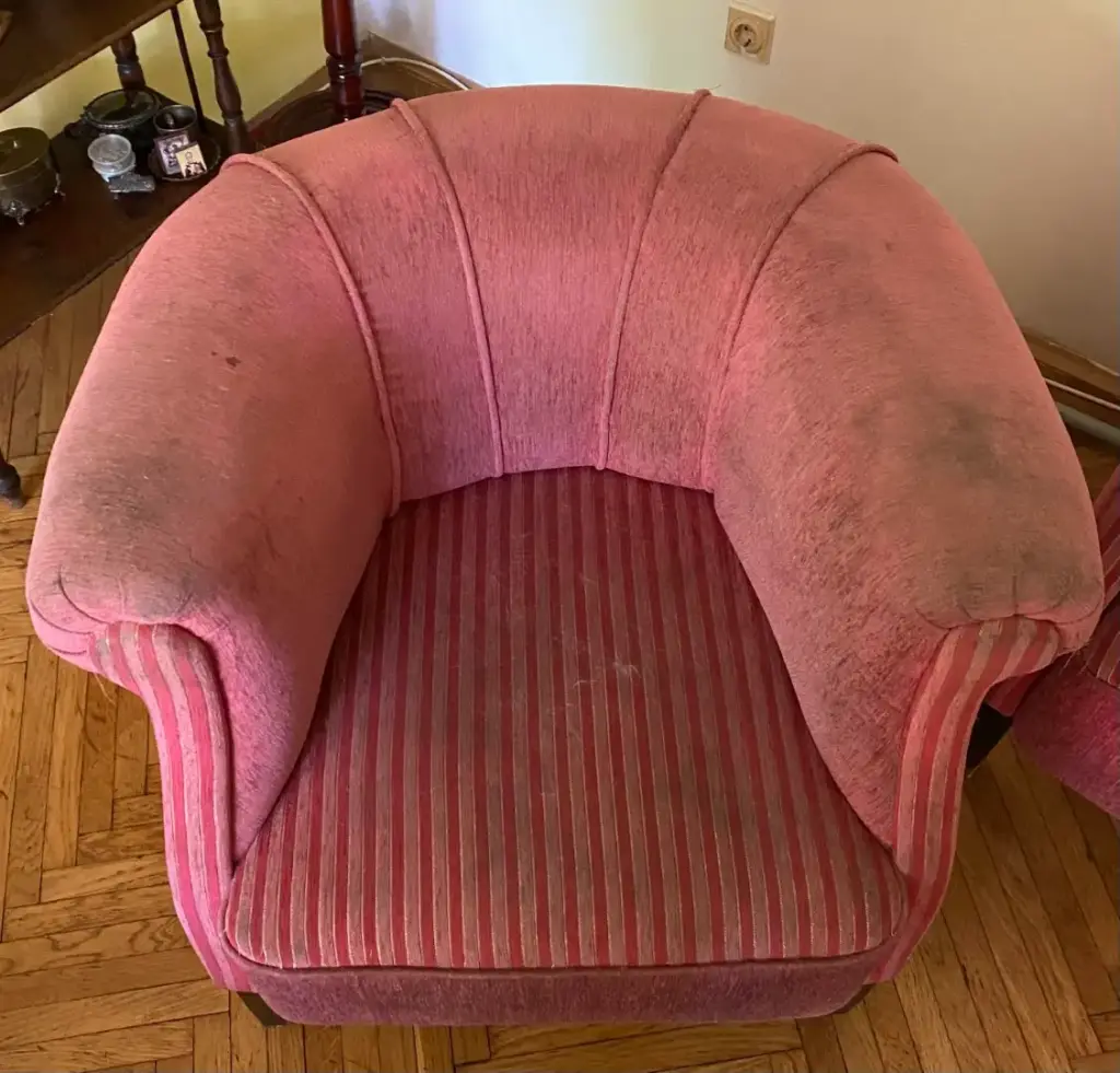 Crvena fotelja pre dubinskog ciscenja