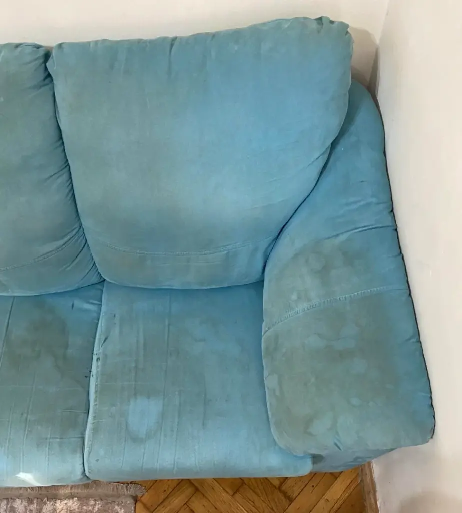 Plavi namestaj dubinsko pranje pre