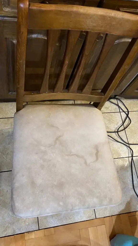 prljava kuhinjska stolica